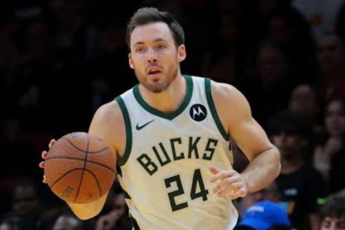 康諾頓深情告別雄鹿:七年征程,感恩與展望 康諾頓深情告別雄鹿:七年征程,感恩與展望