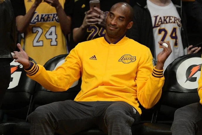 科比退役戰熱身服拍出 33.6 萬美元高價，傳奇價值再掀熱潮