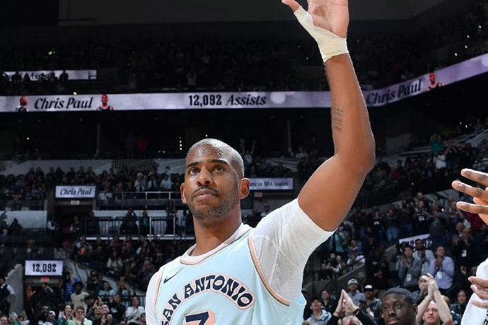 保羅身著3號球衣亮相:回歸快船 保羅身著3號球衣亮相:回歸快船