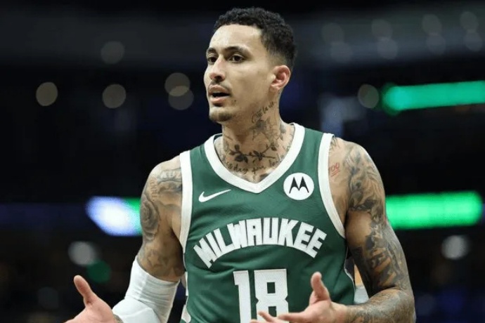 庫茲馬新賽季將改穿0號球衣,此前屬于利拉德 庫茲馬新賽季將改穿0號球衣,此前屬于利拉德