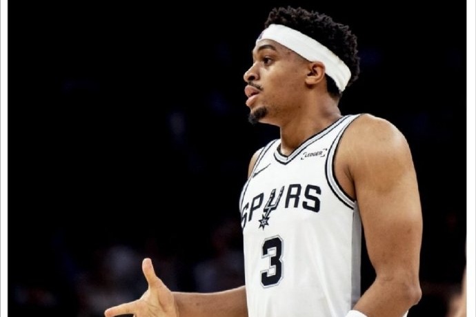 馬刺官宣:凱爾登·約翰遜新賽季換回3號球衣,上賽季曾為保羅讓號改穿0號 馬刺官宣:凱爾登·約翰遜新賽季換回3號球衣,上賽季曾為保羅讓號改穿0號