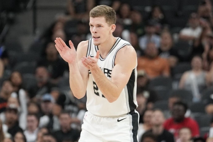 自由球員萊利·米尼克斯與馬刺隊達成雙向合同續約 自由球員萊利·米尼克斯與馬刺隊達成雙向合同續約