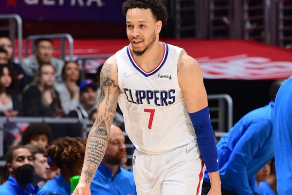 科菲一年合同加盟雄鹿:40.9%神射手輔佐字母哥訓練營合同暗藏玄機 科菲一年合同加盟雄鹿:40.9%神射手輔佐字母哥訓練營合同暗藏玄機