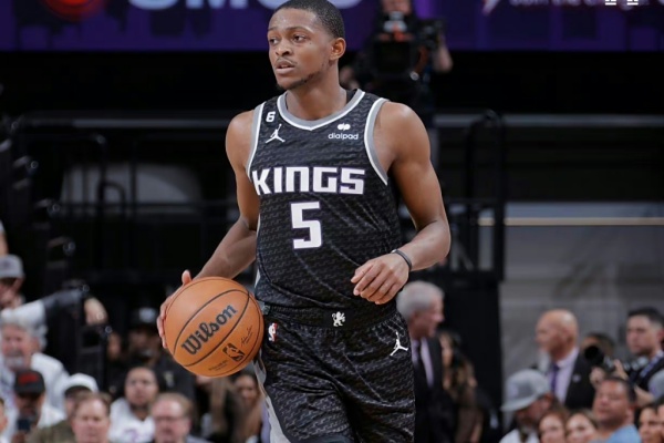 馬刺豪擲2.29億續約福克斯:逆勢而為的豪賭,還是復興藍圖的基石? 馬刺豪擲2.29億續約福克斯:逆勢而為的豪賭,還是復興藍圖的基石?